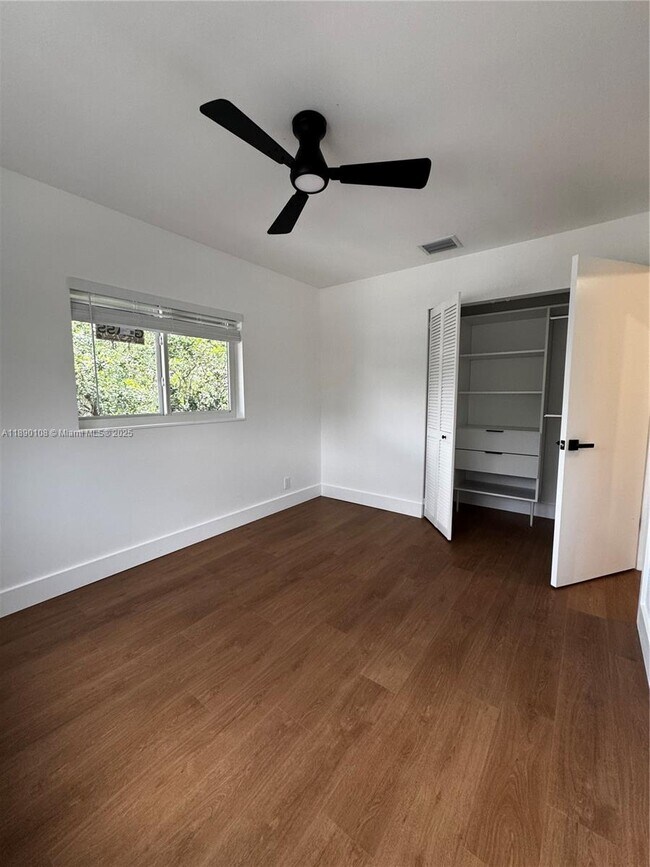 Building Photo - 1460 SW 24th Ct