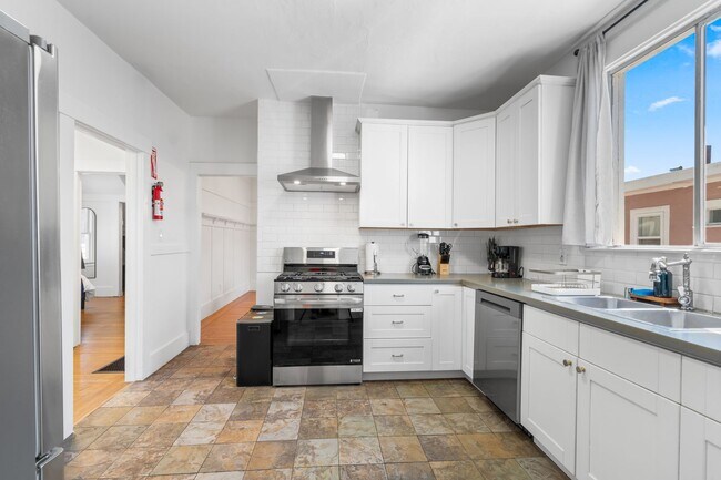 Building Photo - REMODELED HUGE BRIGHT 2400sf 4BR/3.5BA Havenscourt Split Level Home w Cottage AVAIL NOW