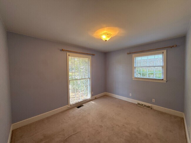 Building Photo - 3-Bedroom Home in Montclaire!