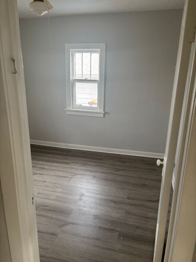 Building Photo - 624 N Lewis Ave