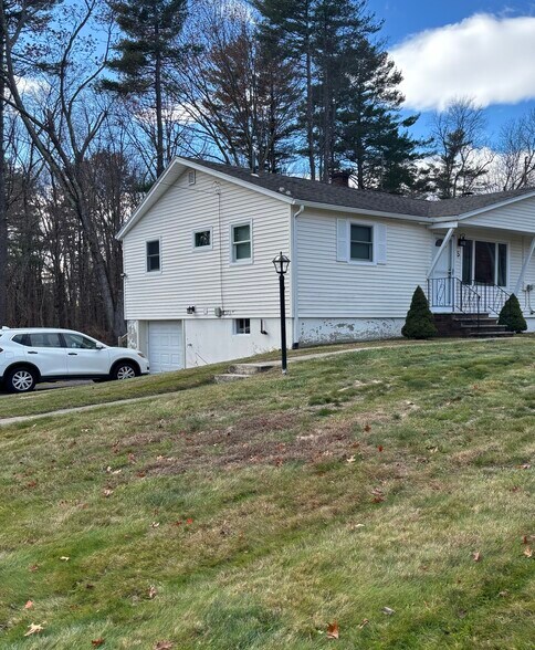 Building Photo - 5 Meadow Ln