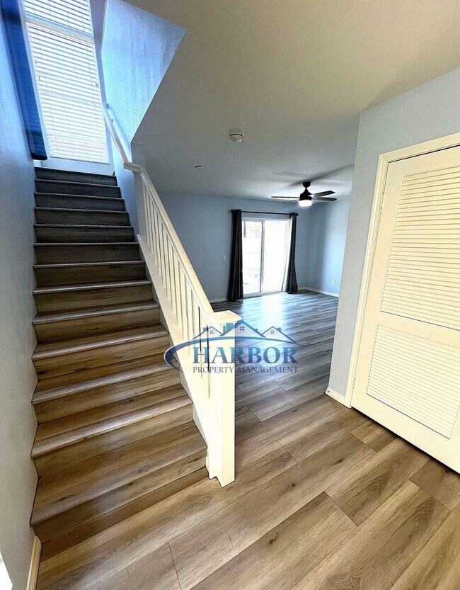 Building Photo - Elegant 3-Story, 4-Bedroom, 3-Bath Condo