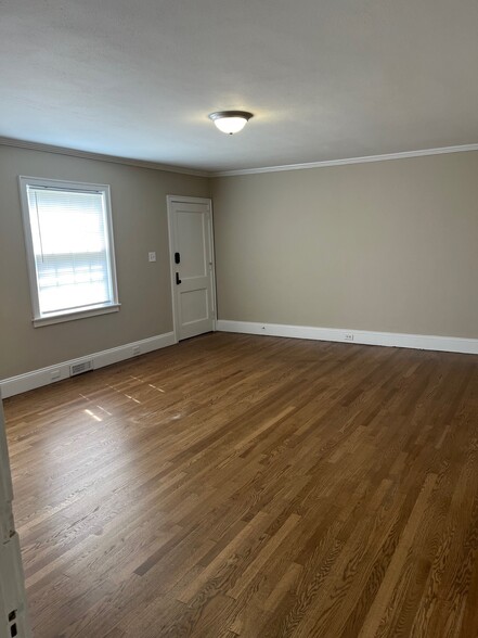 Living room - 416 4th St SW