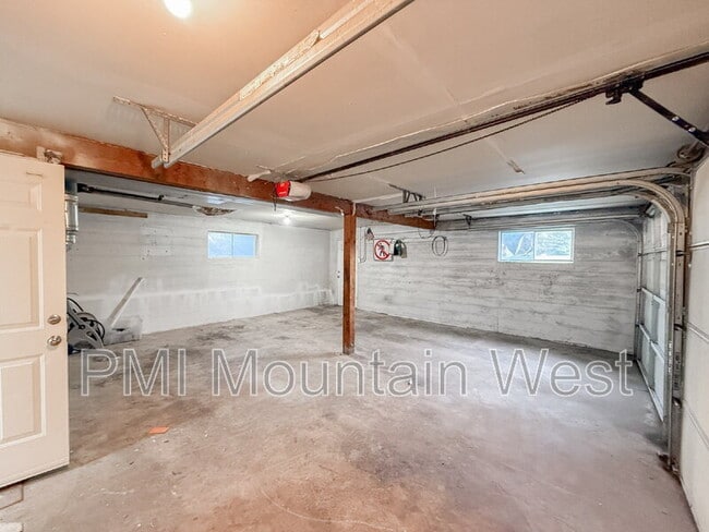 Building Photo - 698 Doren Dr