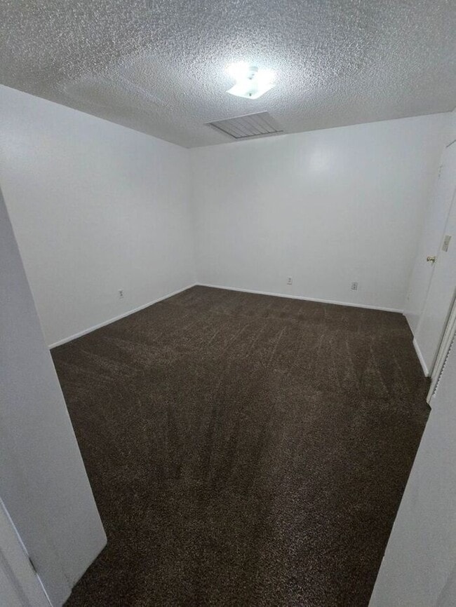 Building Photo - Lovely 1/2 Duplex in St Cloud