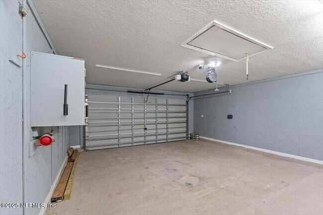 Building Photo - 1333 Lindseys Xing Dr