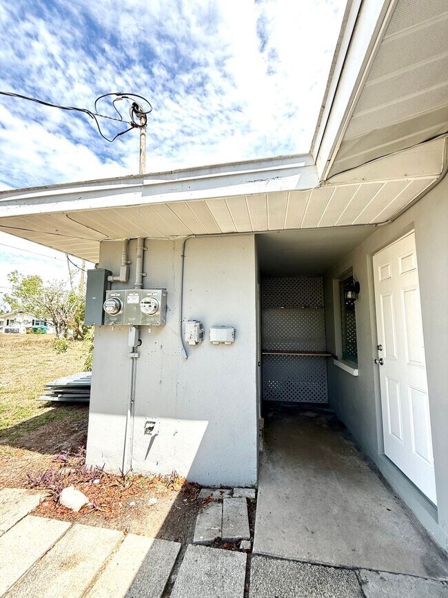 Building Photo - 2 bed 2 bath off Cape Parkway