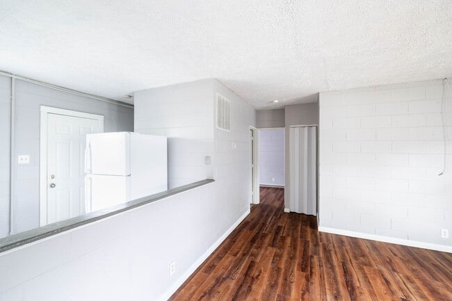 Building Photo - 1 Bed, 1 Bath Pet-Friendly Apartment with Shared Yard