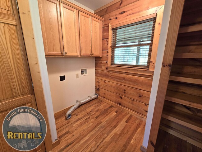 Building Photo - Beautiful Cabin in Sugar Grove with Multi-...