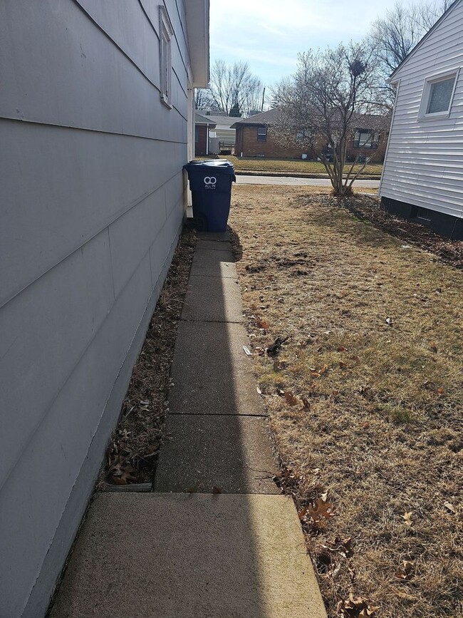 Building Photo - MOVE IN SPECIAL! There is a $25 fee per ap...
