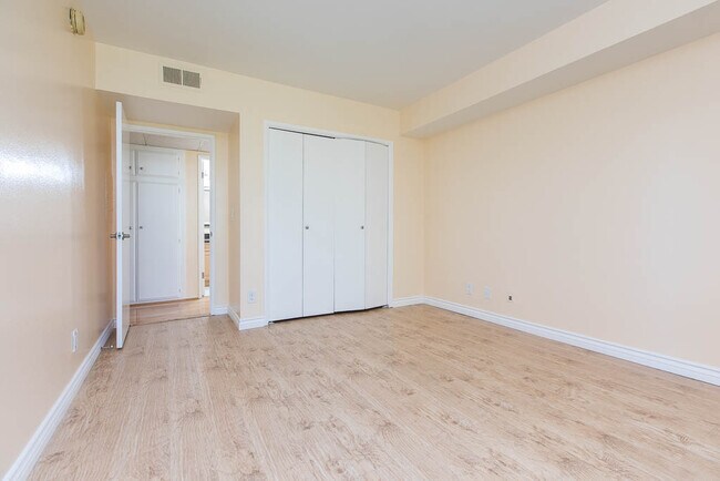 Building Photo - 1242 S Barrington Ave