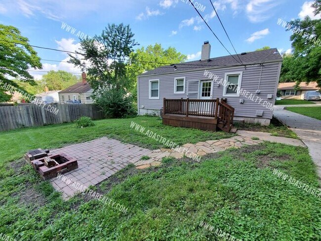 Building Photo - 2 Bedroom Waldo Charmer!!-Available in AUG...
