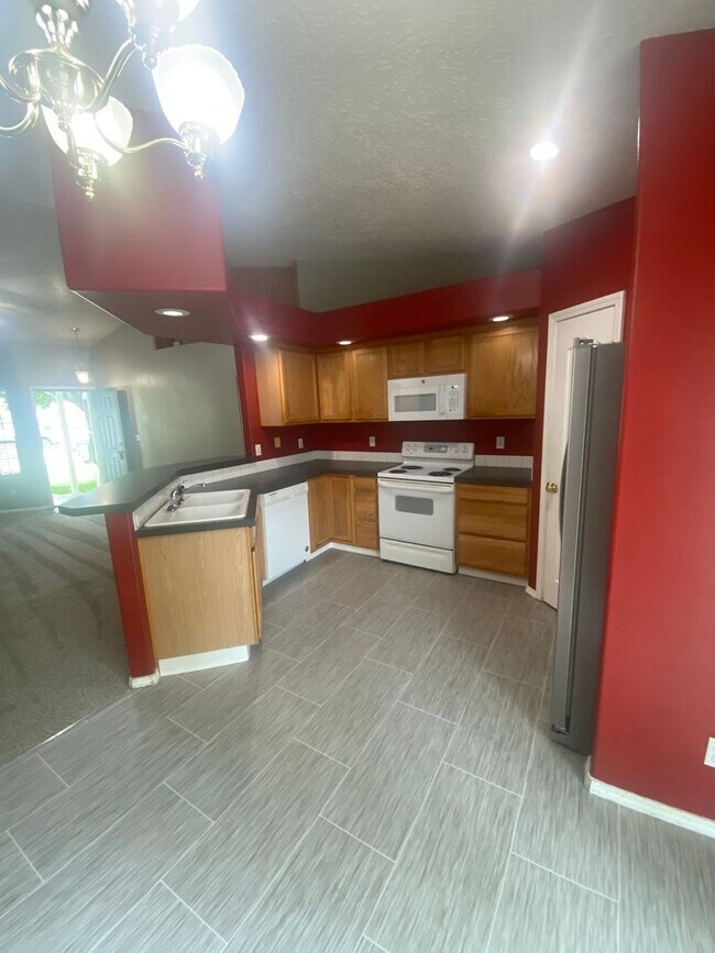 Building Photo - 3 Bed, 2 Bath,  Single Story, CUL-D-SAC Ho...
