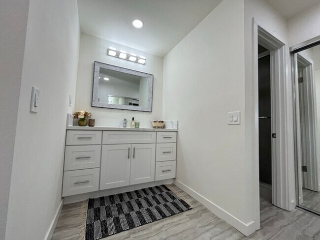 Building Photo - Downstairs 1 Bedroom Unit in Orange