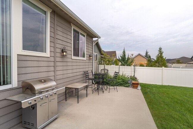 Building Photo - 3-bedroom, 2-bathroom home featuring an op...