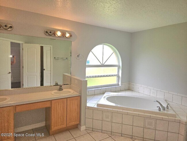 Building Photo - 911 Wood Creek Dr