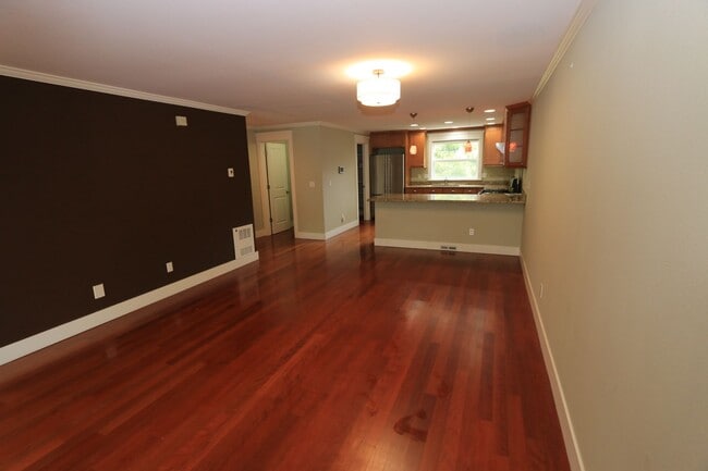 Building Photo - Wallingford 3bd/3.5ba, Vaulted Ceilings, G...