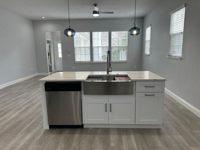 Building Photo - Completely remodeled 4 Bedroom 2 Bath sing...