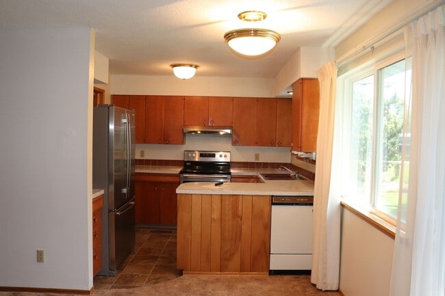 Building Photo - Single Level Living with attached garage