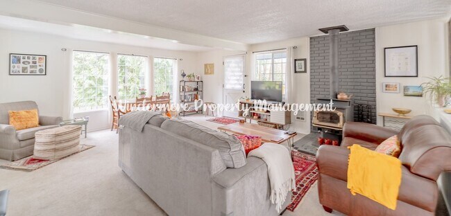 Building Photo - Sunny, Bright 2 bedroom in Poulsbo, Community Beach/Playground