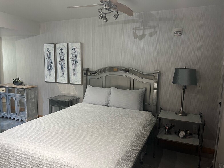 Building Photo - 221 E College St