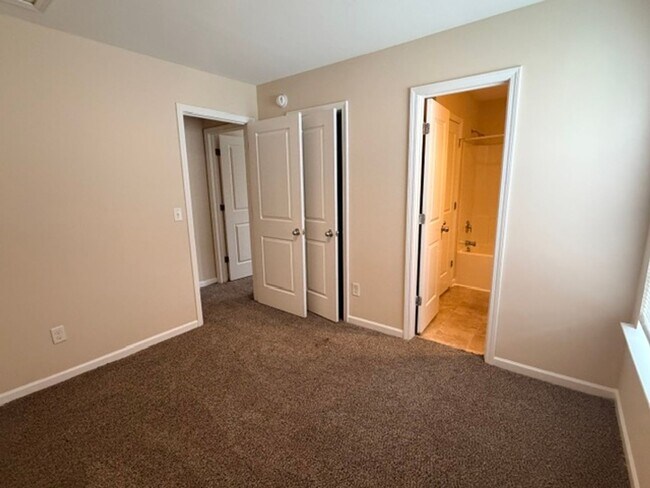 Building Photo - 123 Winterberry Ln