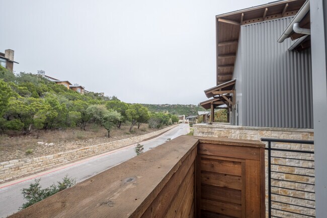 Building Photo - Beautiful 2 Bedroom, 2.5 Bath Townhome in Northwest Austin