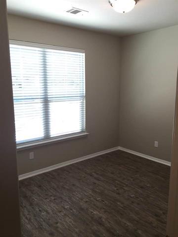 Building Photo - 609 W Carpenter St