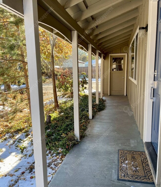 Building Photo - Updated 3 BR + home office w/ large yard in quiet cul-de-sac