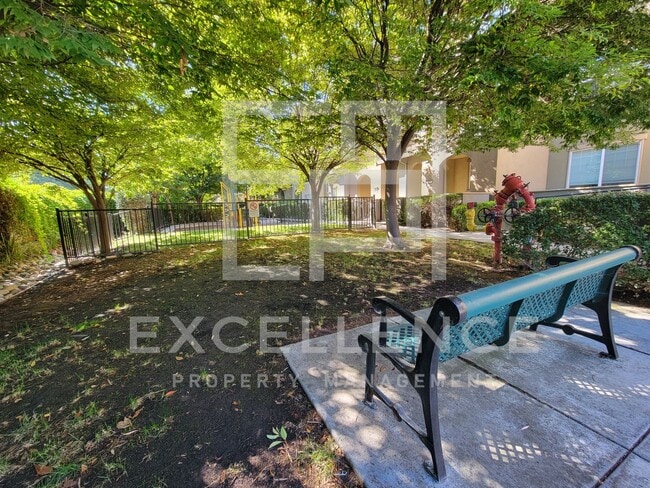 Building Photo - Updated 3 Story Townhouse with Garage, in Willow Glen!