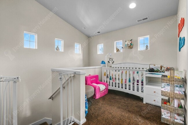 Building Photo - **UNFURNISHED** Charming and unique 2 BR in an upscale west Bend neighborhood