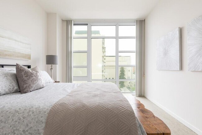 Building Photo - Penthouse loft with a private rooftop patio