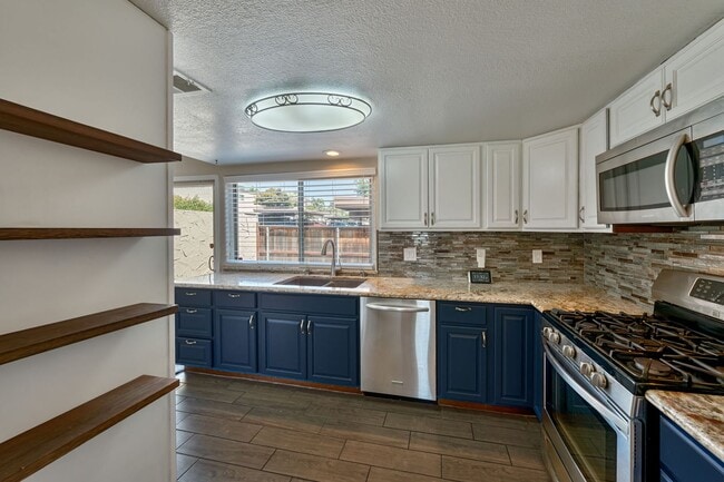 Building Photo - Beautifully Updated 3-Bed Townhome in Carm...