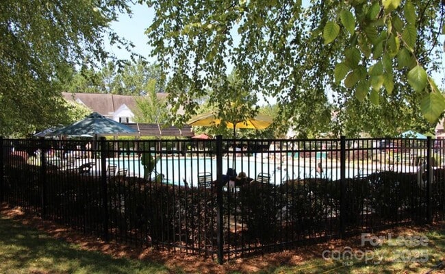 Building Photo - 10165 Forest Landing Dr