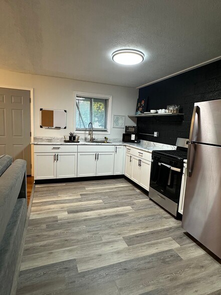 Building Photo - 652 E Main St