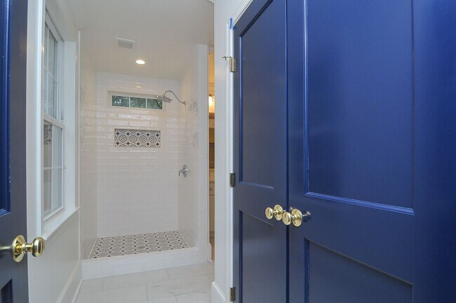 Building Photo - Beautiful 3 bedroom/2 bath house in highly desirable Shandon location! Available June 2026!