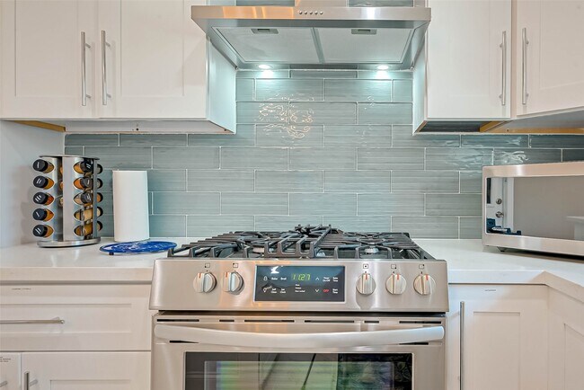 Building Photo - 5330 Hialeah Dr