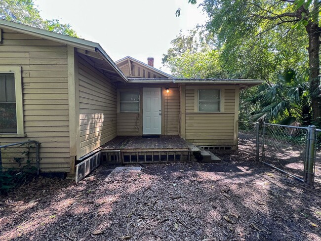 Building Photo - PET FRIENDLY Recently Updated 4-Bedroom, 3...