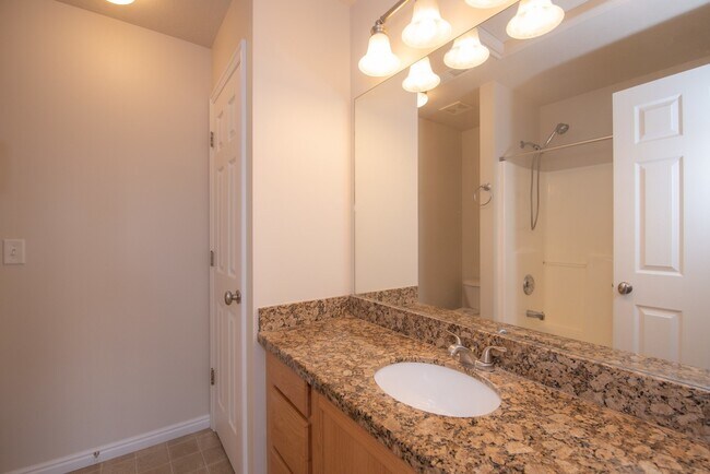 Building Photo - Beautiful Townhome in Great Location!