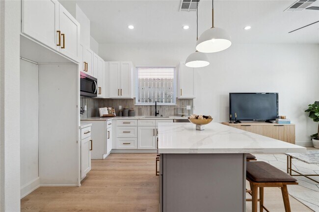 Building Photo - 6528 Weston St