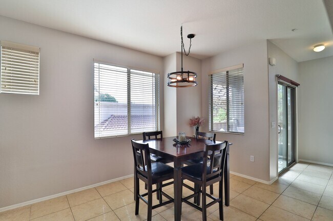 Building Photo - Furnished 2 bed / 2.5 bath Gilbert Condo in Gated Community w/ 2 pools.