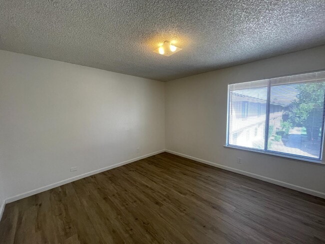 Building Photo - 1221 N Peach Ave
