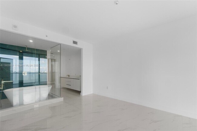 Building Photo - 700 NE 24th St