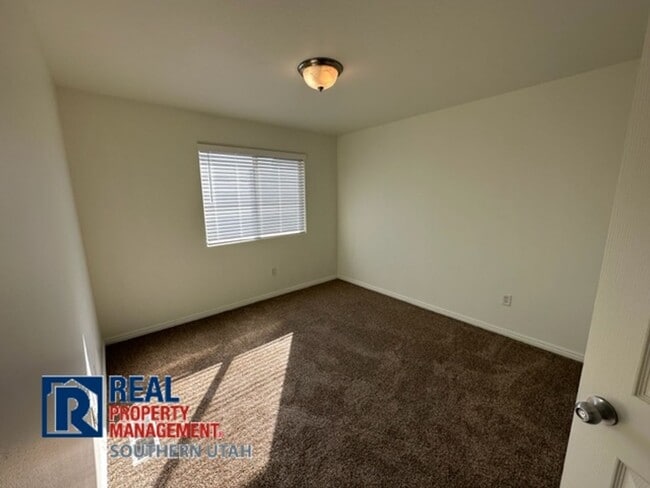 Building Photo - Hawk Hallow Townhome