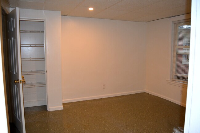 Building Photo - 445 W King St