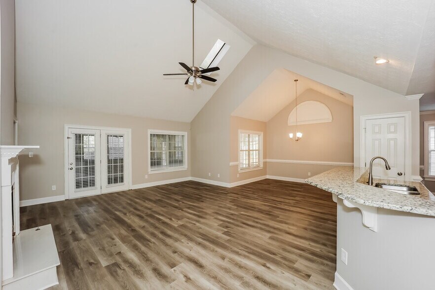 Building Photo - 440 Fairway Ct