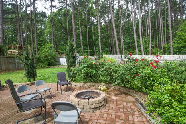 Building Photo - "Large 3-Bedroom plus BONUS Retreat with S...