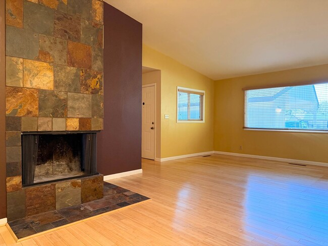 Building Photo - Short term 6 month rental available. 2 bedroom, 2 bath home in Boise!