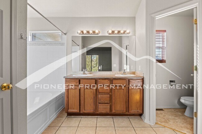 Building Photo - Beautiful 4-bedroom, 3.5-bath home with oversized 2 car garage, AC and enclosed back yard