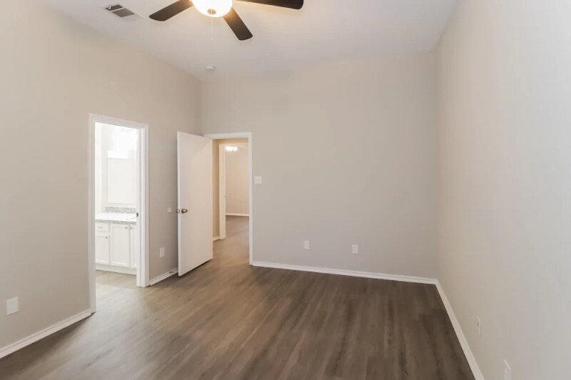 Building Photo - 2634 Hill Street Cove